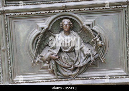 Porta di bronzo del Duomo di Milano nel Nord Italia Europa Foto Stock