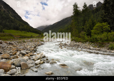 Fiume alpino, vicino a Gries, Sulztal, Otztal valley, Tirolo, Austria Foto Stock