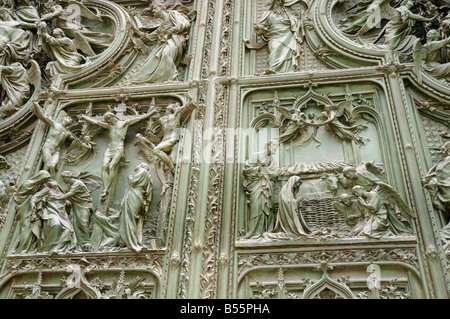 Porta di bronzo del Duomo di Milano nel Nord Italia Europa Foto Stock