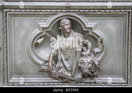 Porta di bronzo del Duomo di Milano nel Nord Italia Europa Foto Stock