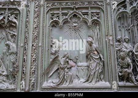 Porta di bronzo del Duomo di Milano nel Nord Italia Europa Foto Stock