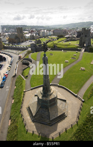 Birds Eye view di Aberystwyth town war memorial promenade e il castello prese dalla piattaforma sopraelevata, Wales UK Foto Stock