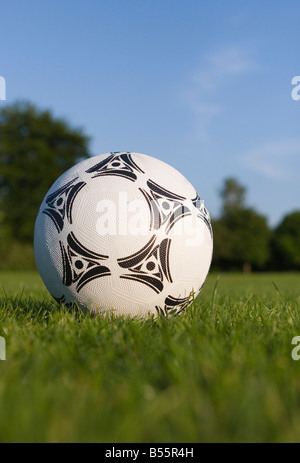 Calcio sul terreno in un parco Foto Stock