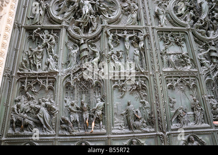 Porta di bronzo del Duomo di Milano nel Nord Italia Europa Foto Stock