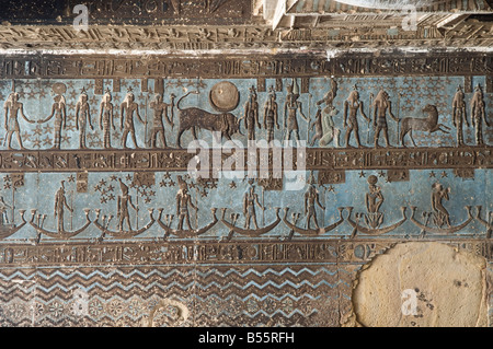 il toro nero raffigura il segno zodiacale Taurus sul soffitto astronomico nella sala iposstyle esterna del tempio di Hathor a Dendera o Dendara Egitto Foto Stock