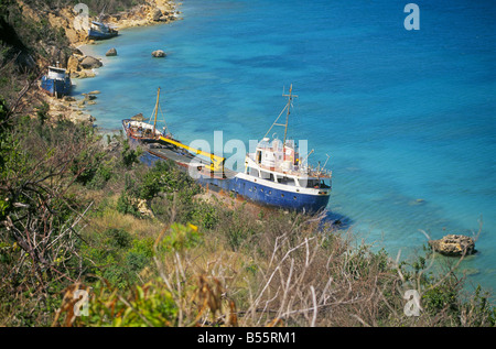 Danneggiato barche da pesca spazzato sulla spiaggia dall uragano Luis in 1995, Anguilla, Leeward Islands. Foto Stock