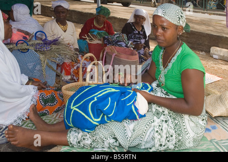 Oceano Indiano Mayotte Mamoudzah donna abiti da cucire sul mercato Foto Stock