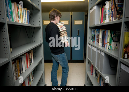 L'uomo raccolta di libri dagli archivi della Biblioteca Nazionale del Galles Aberystwyth per portarli ad essere scansionati e digitalizzati Foto Stock