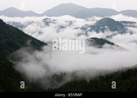 Foschia mattutina nel sud delle Alpi Giulie prealpi guardando a sud dalle Colline Skofjelosk Slovenia Foto Stock