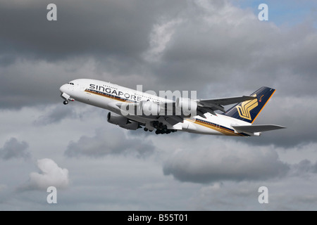 Un Airbus A380 della Singapore Airlines in partenza Foto Stock