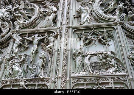 Porta di bronzo del Duomo di Milano nel Nord Italia Europa Foto Stock