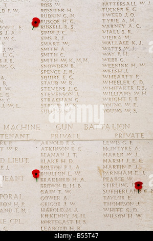 Papaveri rossi sulla lista delle vittime della guerra dalla mitragliatrice battaglione Tyne Cot British War Memorial Cemetery Belgio Foto Stock