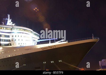 Una immagine di prua della Queen Mary 2 ancorata a Southampton Foto Stock