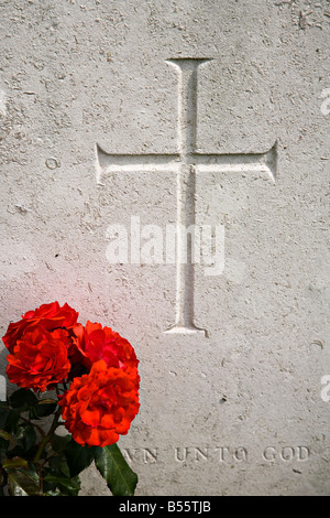 Croce su Unknown Soldier lapide con note a Dio e di iscrizione red rose Tyne Cot British War Memorial Cemetery Belgio Foto Stock