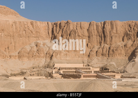 Vista generale del tempio mortuario di Hatshepsut, noto anche come Djeser-Djeserunear situato sotto le scogliere a Deir el-Bahari vicino a Luxor Egitto Foto Stock