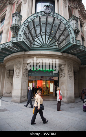 L'ingresso principale per il famoso grande magazzino El Corte Ingles a Barcellona Foto Stock