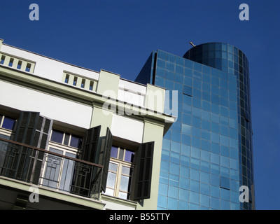 Nuovo lusso business building si trova in netto contrasto con un vecchio ricostruito edificio costruito in "stile internazionale" nel centro di Tel Aviv, Israele Foto Stock