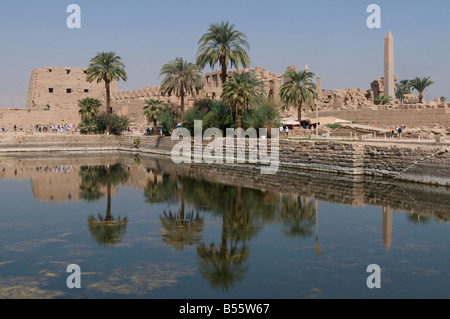 Visualizzare il lago sacro del distretto di Amon-ra al complesso del Tempio di Karnak nei pressi di Luxor in Egitto Foto Stock