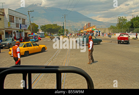 Veiw dal Chaski Antawa (Messenger treno), la città di Ibarra, Ecuador - guardando verso il vulcano Imbabura Foto Stock