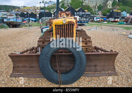 Hastings, East Sussex, Inghilterra, Regno Unito. Vecchio bulldozer sulla spiaggia utilizzati per la movimentazione di ghiaia Foto Stock