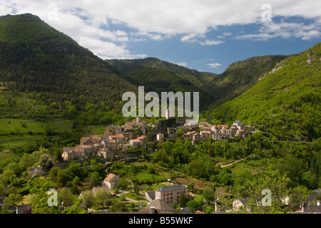 Due villaggi di Peyreleau e Le Rozier nella gola de La Jonte Causse sud francia Foto Stock