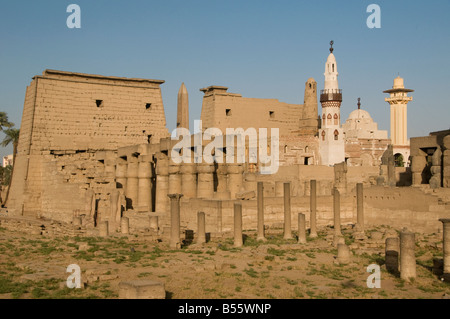 Tempio di Luxor di Tebe si trova sulla riva est del fiume Nilo in Egitto Luxor Foto Stock