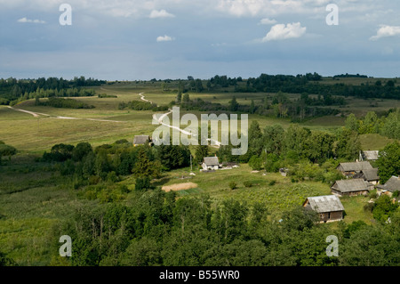 Vista aerea su un villaggio e i campi nelle vicinanze di Izborsk vicino a Pskov (Russia) Foto Stock