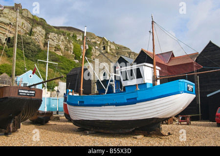 Hastings, East Sussex, Inghilterra, Regno Unito. Barche da pesca tra 'Net negozi" - tettoie per appendere le reti da pesca Foto Stock