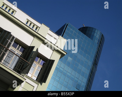 Nuovo lusso business building si trova in netto contrasto con un vecchio ricostruito edificio costruito in "stile internazionale" nel centro di Tel Aviv, Israele Foto Stock