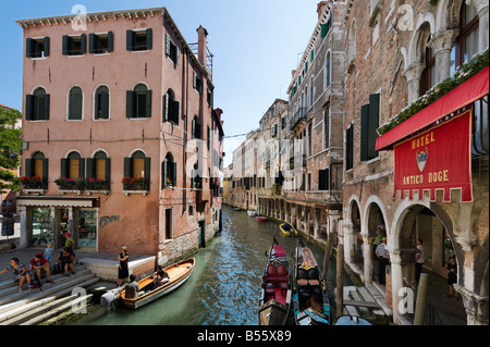 Gondole al di fuori dell'Hotel Antico Doge sul canale vicino al Campo Santi Apostoli, Venezia, Veneto, Italia Foto Stock