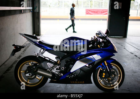 Una Yamaha R6 motociclo è visto a Donington Park il circuito di gara nel Nottinghamshire, Regno Unito Foto Stock