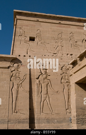 Rilievi geroglifico presso il gateway del re Nectanebo II, nel tempio di Philae sull isola di Agilkia nel serbatoio di Aswan diga Basso Egitto Foto Stock