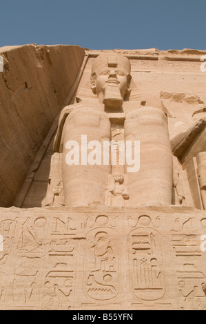 La colossale statua di Faraone decorazione di entrata del sole tempio di Ramses II ad Abu Simbel templi di roccia. L'Egitto meridionale Foto Stock