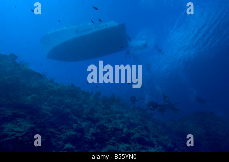 I subacquei discendente da una barca in Little Cayman Foto Stock