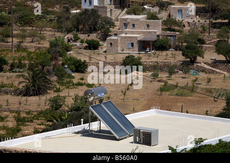 Riscaldamento di Acqua Solare pannello sul tetto di casa Patmos Grecia Foto Stock