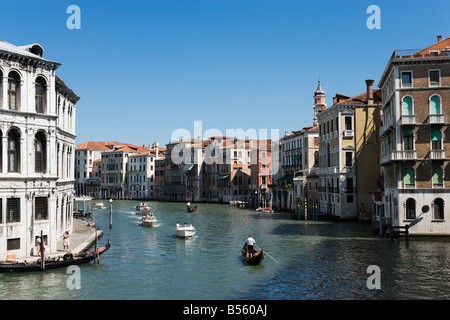Vista del Canal Grande dal Ponte di Rialto, in un quartiere di San Marco, Venezia, Veneto, Italia Foto Stock