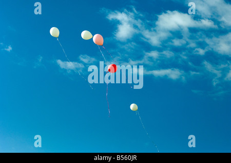 Multi di palloncini colorati contro un blu cielo greco Foto Stock