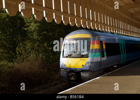 La National Express treno passeggeri arriva a Melton stazione sulla East Suffolk linea derivata da Ipswich a Lowestoft, Suffolk REGNO UNITO Foto Stock