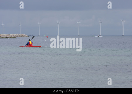 Middelgrunden turbina eolica off shore wind farm Danimarca vicino a Copenhagen. Vista dall'Amager Foto Stock