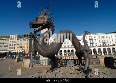 Il drago di rame nel corso del tempo la Cina festival 2008 ad Amburgo. La statua è di sette metri di lunghezza e 5 metri di alta. Amburgo è Foto Stock