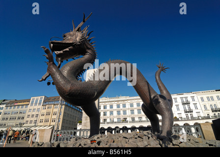 Il drago di rame nel corso del tempo la Cina festival 2008 ad Amburgo. La statua è di sette metri di lunghezza e 5 metri di alta. Amburgo è Foto Stock