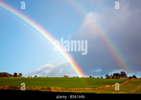 Un brillante chiaro doppio arcobaleno su un campo vicino Pitlochry Perthshire Scozia Gran Bretagna Regno Unito 2008 Foto Stock