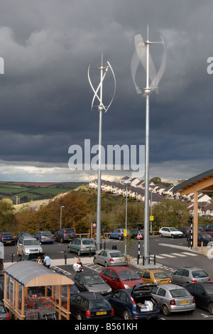 Le turbine eoliche ad asse verticale al di fuori del supermercato Sainsburys in Dartmouth Devon Foto Stock