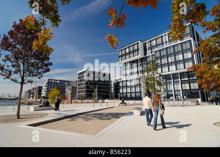 Residenziale moderno e di edifici per uffici lungo la Kaiserkai e Marco-Polo-Terrassen presso il nuovo Hafencity presso il porto di hambur Foto Stock