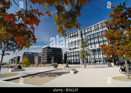 Residenziale moderno e di edifici per uffici lungo la Kaiserkai e Marco-Polo-Terrassen presso il nuovo Hafencity presso il porto di hambur Foto Stock