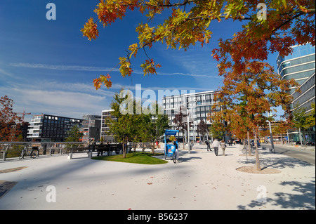 Residenziale moderno e di edifici per uffici lungo la Kaiserkai e Marco-Polo-Terrassen presso il nuovo Hafencity presso il porto di hambur Foto Stock