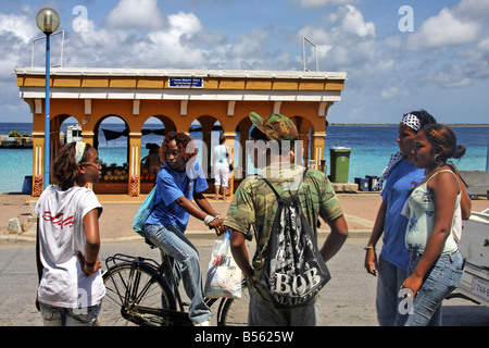 West Indies Bonaire Kralendijk bambini locali con le biciclette Promenade Foto Stock