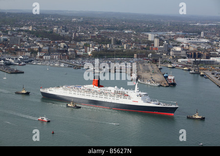 Queen Elisabeth 2, QE2, rivestimento, crociera lascia Southampton per la sua ultima crociera. Foto Stock