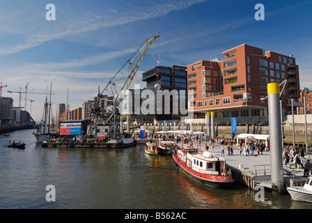 Il nuovo porto per navi tradizionali a Sandtorhafen nel Harborcity 'Hafencity' ad Amburgo, in Germania con le vecchie navi storiche Foto Stock