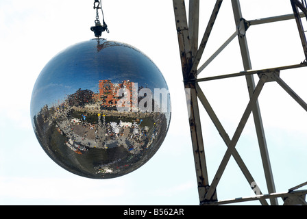 Il nuovo porto per navi tradizionali a Sandtorhafen nel Harborcity 'Hafencity' ad Amburgo, in Germania si riflette in una sfera a specchio Foto Stock
